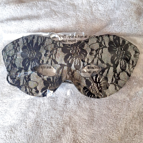 Felt & lace mask. - Picture 1 of 3